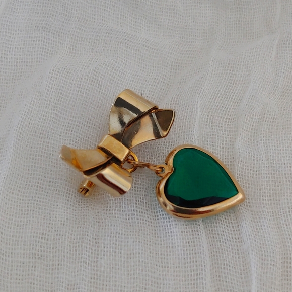 🍀Vintage Bow and Green Gem Heart Brooch💚 - Picture 8 of 11